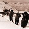 Die Gletscherlandung mit Flugzeugen war ein Abenteuer. Fr den Start auf dem Gletscher brauchte es schon vereinte Krfte. Hermann Geiger galt als Rettungspilot der ersten Stunde.
